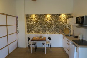 Private kitchen - Gîte Japonais 2 à 4 Personnes, Piscine, SPA et vue sur les Pyrénées (Puymaurin)