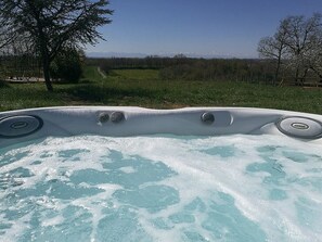 Outdoor spa tub - Gîte Japonais 2 à 4 Personnes, Piscine, SPA et vue sur les Pyrénées (Puymaurin)