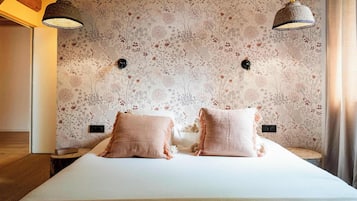 2 bedrooms, desk, travel crib, WiFi