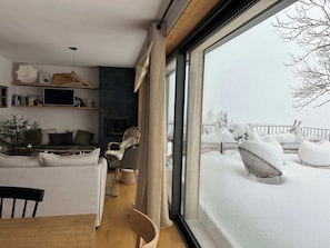 Tv, eldstad, böcker och kontor