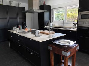 Réfrigérateur, micro-ondes, plaque de cuisson, lave-vaisselle