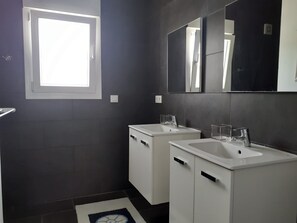 أحواض استحمام، مجففات شعر، مناشف