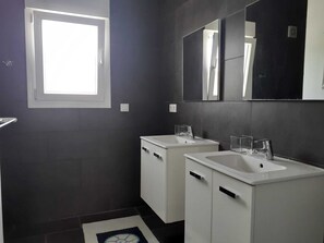 Badewanne, Haartrockner, Handtücher