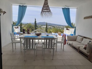 تناول الطعام بالخارج