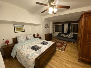 2 makuuhuonetta, työpöytä, vauvan matkasänky, ilmainen Wi-Fi