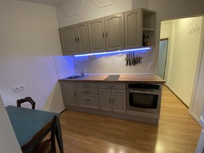 Réfrigérateur, micro-ondes, four, plaque de cuisson
