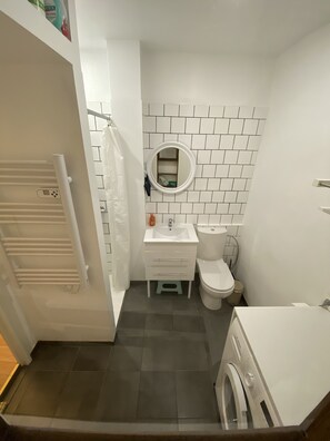 Dusche, Haartrockner, HandtĂŒcher, Seife