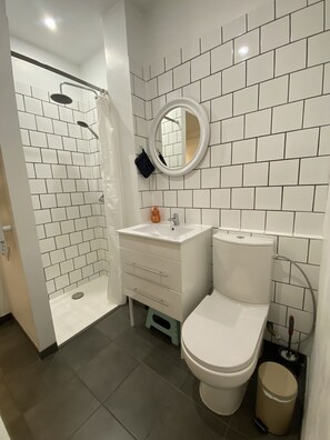 Suihku, hiustenkuivaaja, pyyhkeet, saippua