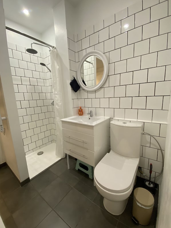 Dusche, Haartrockner, HandtĂŒcher, Seife