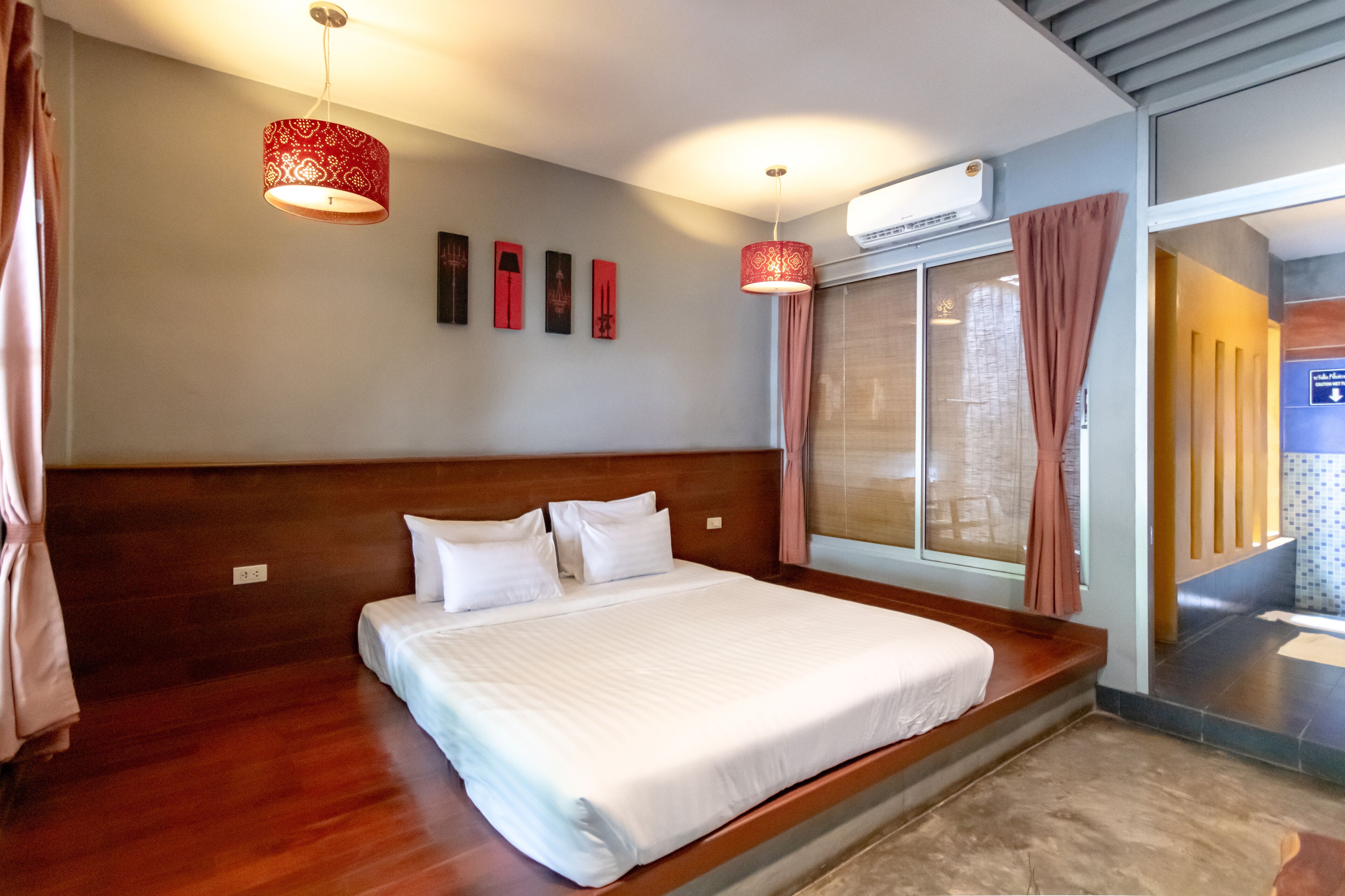 Kamar Deluks, 1 Tempat Tidur King | 1 kamar tidur, brankas, meja kerja, dan tirai kedap cahaya