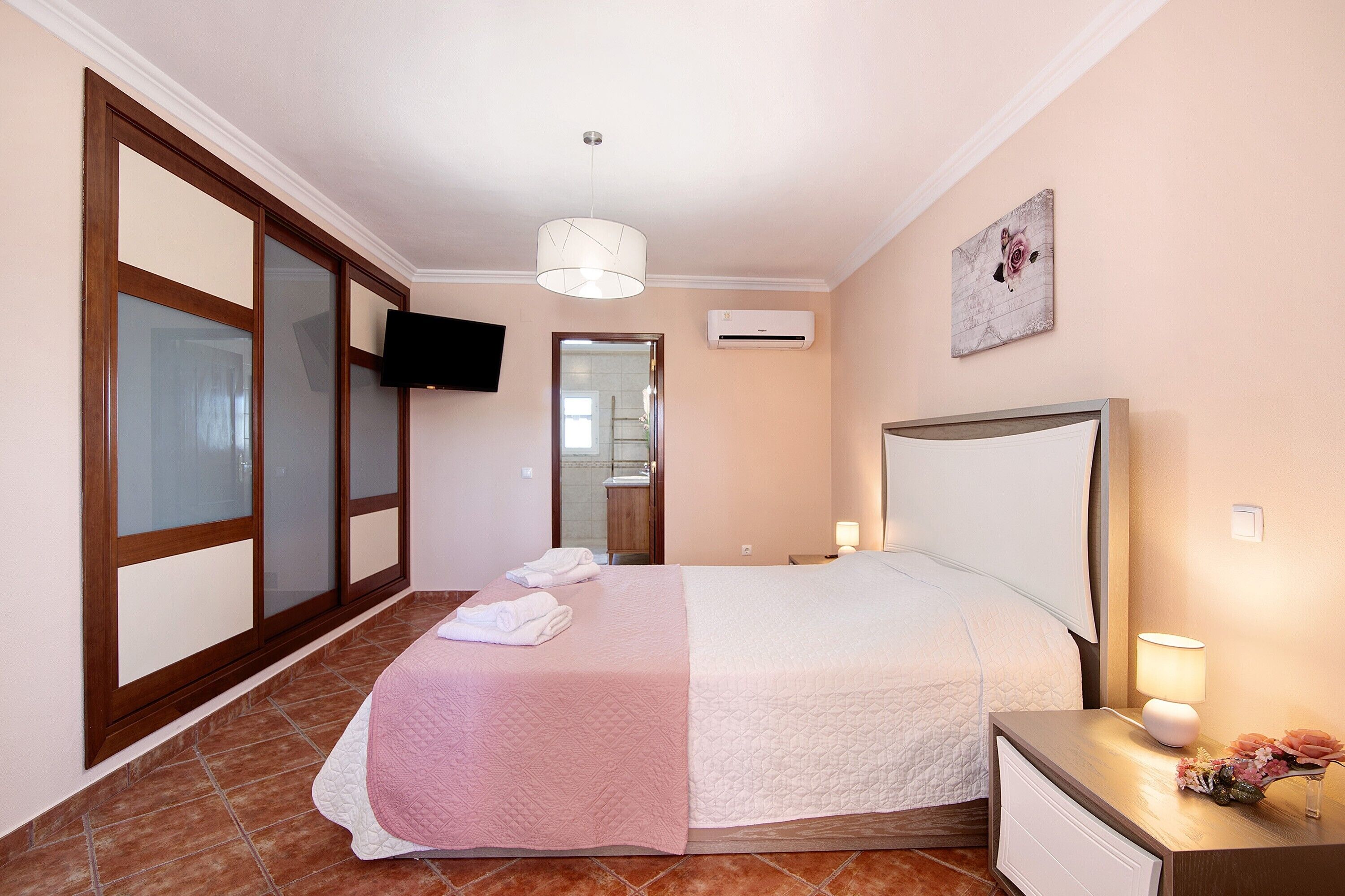 4 bedrooms, iron/ironing board, free WiFi, bed sheets