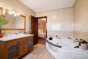 Bañera, secador de pelo y toallas