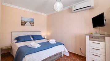 4 bedrooms, iron/ironing board, free WiFi, bed sheets