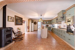 Una cocina con una isla central, estufa y armarios.