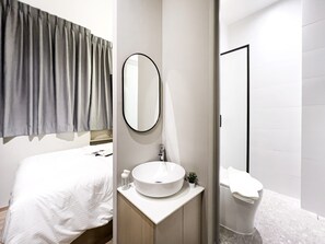 Classic Queen Studio | Bathroom - (Singapore)