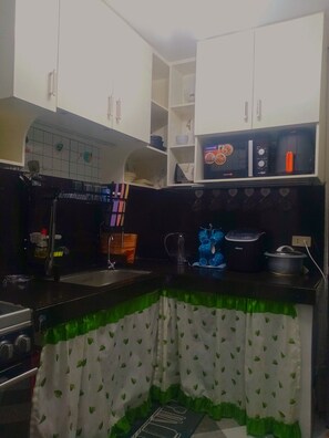 Private kitchen - Affordable and Comfy Transient House in Sto. Tomas, Batangas (Sto. Tomas)