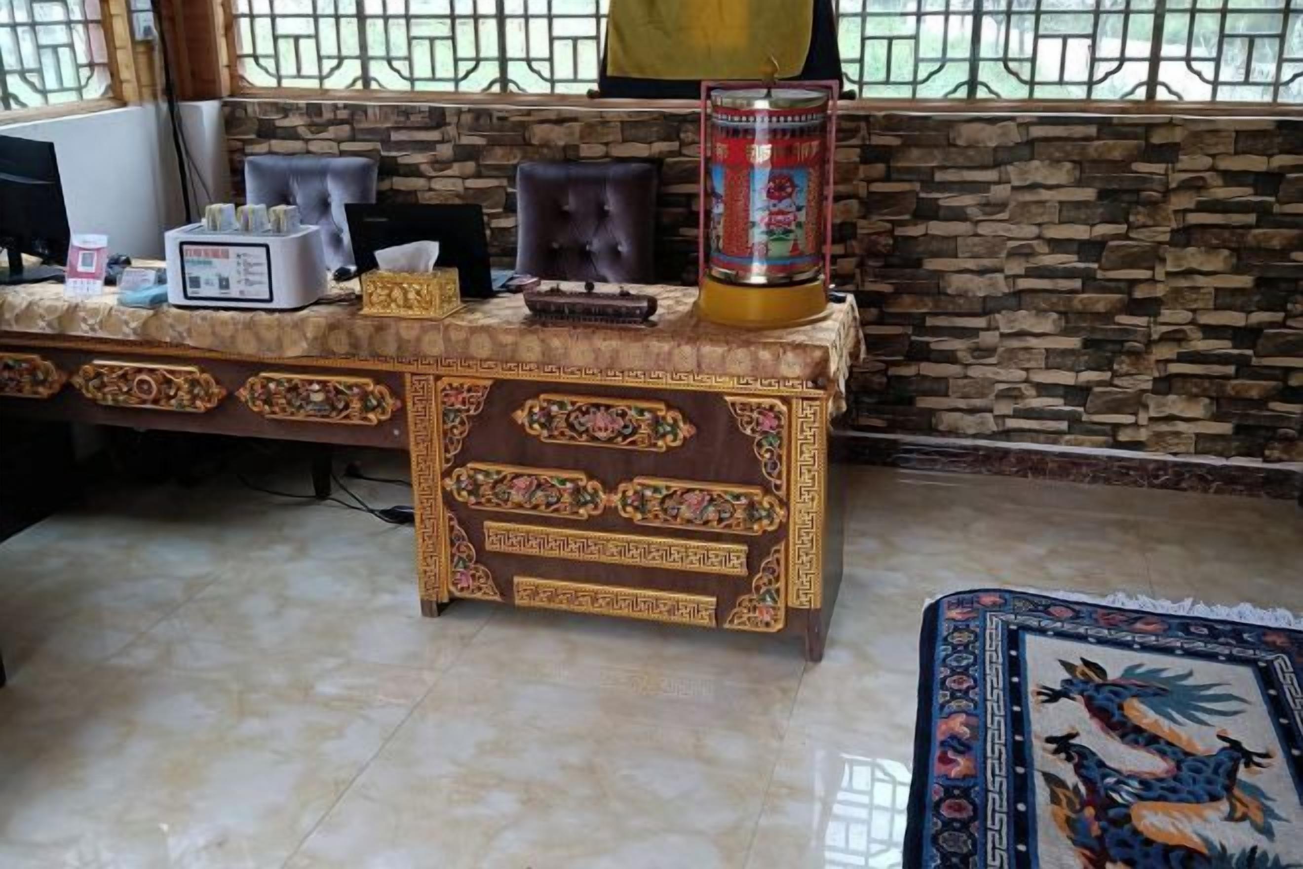 Une pièce comprenant un bureau, un ordinateur et des objets décoratifs.