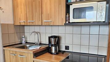 Réfrigérateur, micro-ondes, four, cafetiÚre/bouilloire