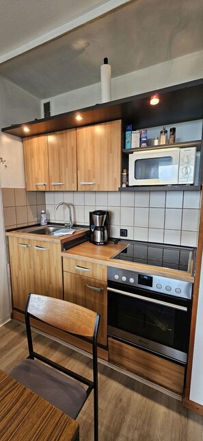 Kühlschrank, Mikrowelle, Ofen, Wasserkocher mit Kaffee-/Teezubehör