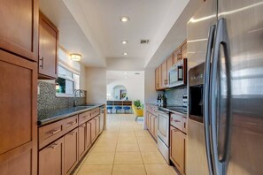 冷蔵庫、電子レンジ、オーブン、コンロ