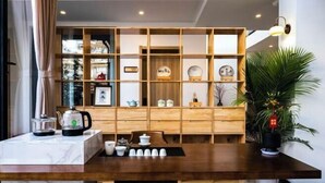 Une cuisine moderne avec des meubles en bois, un plan de travail en marbre et une table à manger avec des chaises.