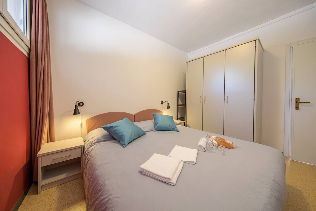 Basic Apartment | 2 bilik tidur, seterika/papan seterika, Wi-fi percuma, cadar katil