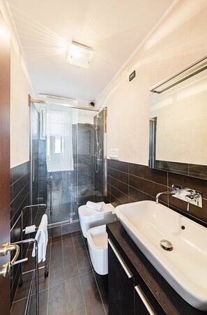 City Apartment | Bathroom | Shower, free toiletries, bidet, towels - San Sivino Apartments with pool by Wonderful Italy (Manerba del Garda)