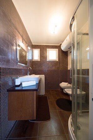 Business Apartment | Bathroom | Shower, free toiletries, bidet, towels