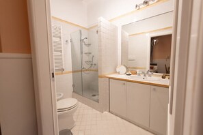 Shower, hair dryer, bidet - The Best Rent - Apartment near Fontana di Trevi (Roma)