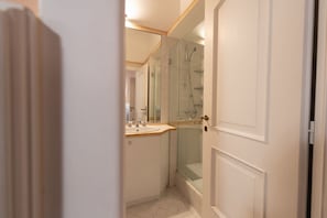 Dusche, Haartrockner, Bidet