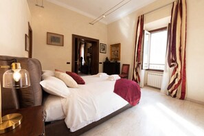 3 bedrooms, desk - The Best Rent - Apartment in Piazza Venezia (Roma)
