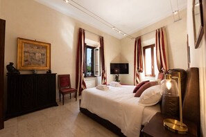3 bedrooms, desk