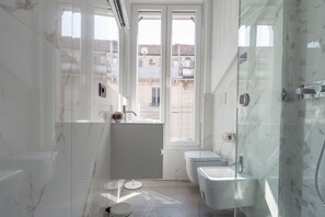 Shower, bidet - The Best Rent - Spacious apartment in Paolo Sarpi (Milano)