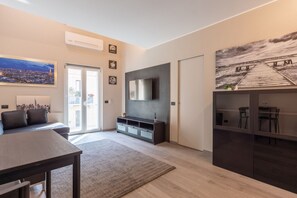 Flat-screen TV - The Best Rent - Spacious apartment in Paolo Sarpi (Milano)