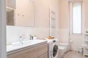 Shower, bidet - The Best Rent - Apartment in Milan downtown (Milano)