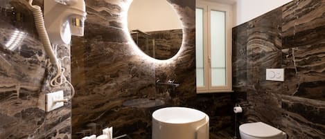 Dusche, kostenlose Toilettenartikel, Bidet, Handtücher