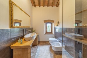 Shower, eco-friendly toiletries, hair dryer, bidet - Fornace di Bonazza - wonderful house among the Chianti hills (Barberino Tavarnelle)