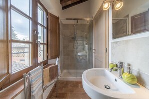 Regadera, amenidades de baño ecológicas, secadora de cabello, bidet 