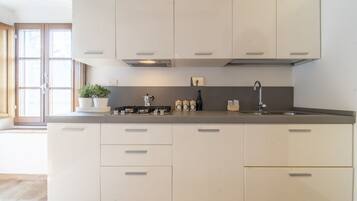 Kühlschrank, Ofen, Herdplatte, Toaster