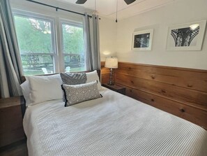 4 bedrooms, desk, iron/ironing board, free WiFi