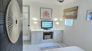 4 bedrooms, desk, iron/ironing board, free WiFi