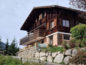 Vue d'ensemble du chalet exposé plein sud