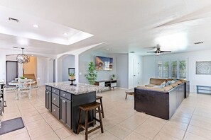 Smart TV, foosball - HavaFUN Stay | PoolTable | Spa | FirePit | GameRoom (Lake Havasu City)