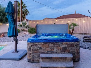 Outdoor spa tub - HavaFUN Stay | PoolTable | Spa | FirePit | GameRoom (Lake Havasu City)