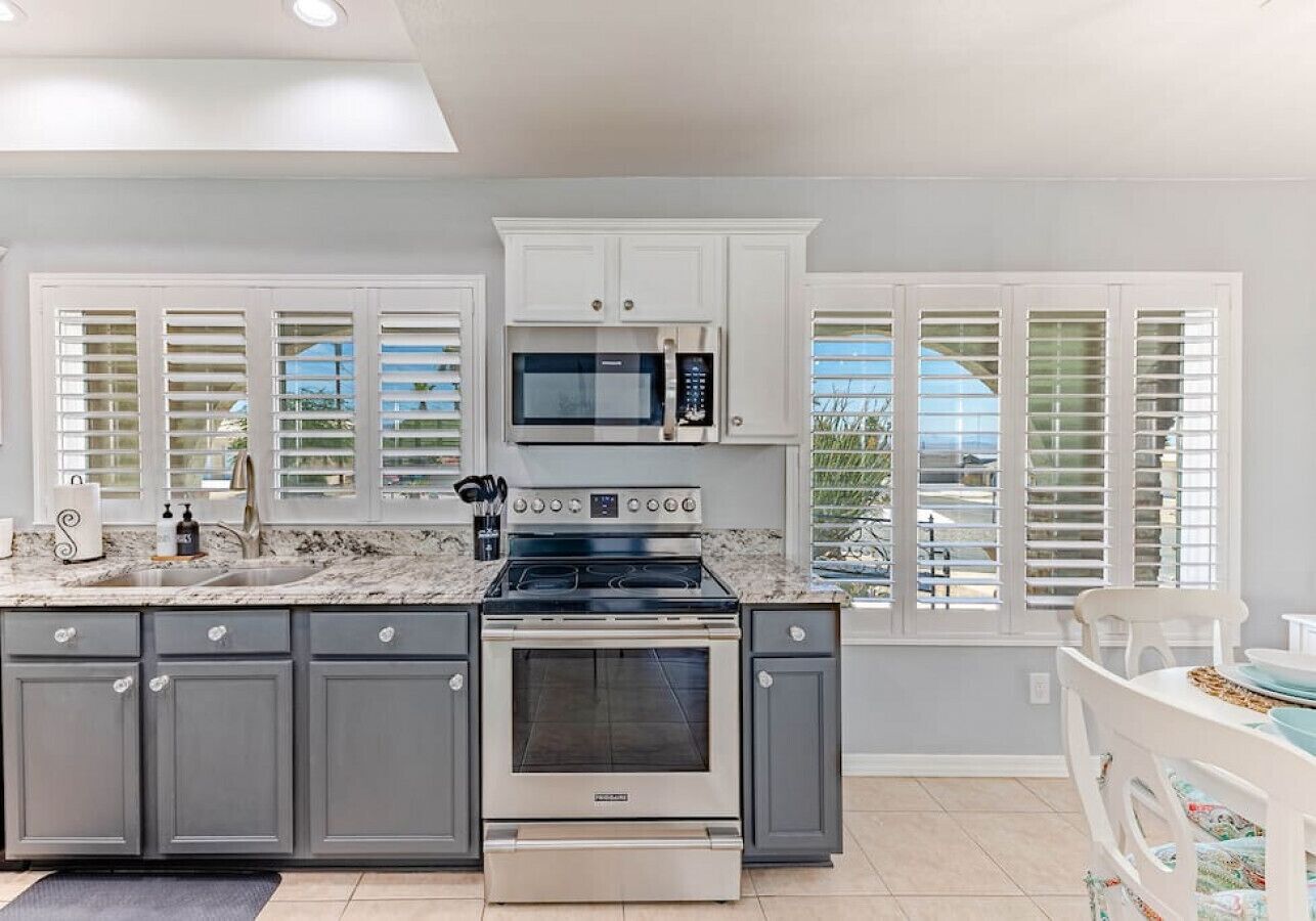 ثلاجة، ميكروويف، فرن، موقد طهي مسطح