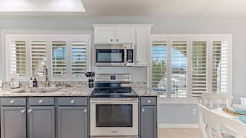 KylskÄp, mikrovÄgsugn, ugn och spishÀll