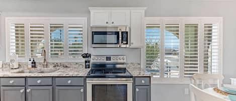 Een koelkast, een microgolfoven, een oven, een kookplaat