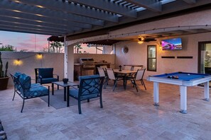 Outdoor dining - HavaFUN Stay | PoolTable | Spa | FirePit | GameRoom (Lake Havasu City)