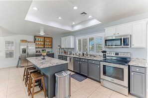 Fridge, microwave, oven, stovetop - HavaFUN Stay | PoolTable | Spa | FirePit | GameRoom (Lake Havasu City)