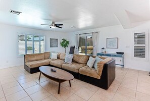 Smart TV, foosball - HavaFUN Stay | PoolTable | Spa | FirePit | GameRoom (Lake Havasu City)